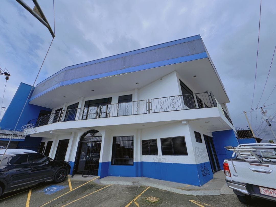 Amplio edificio comercial en alquiler / San Antonio, Desamparados