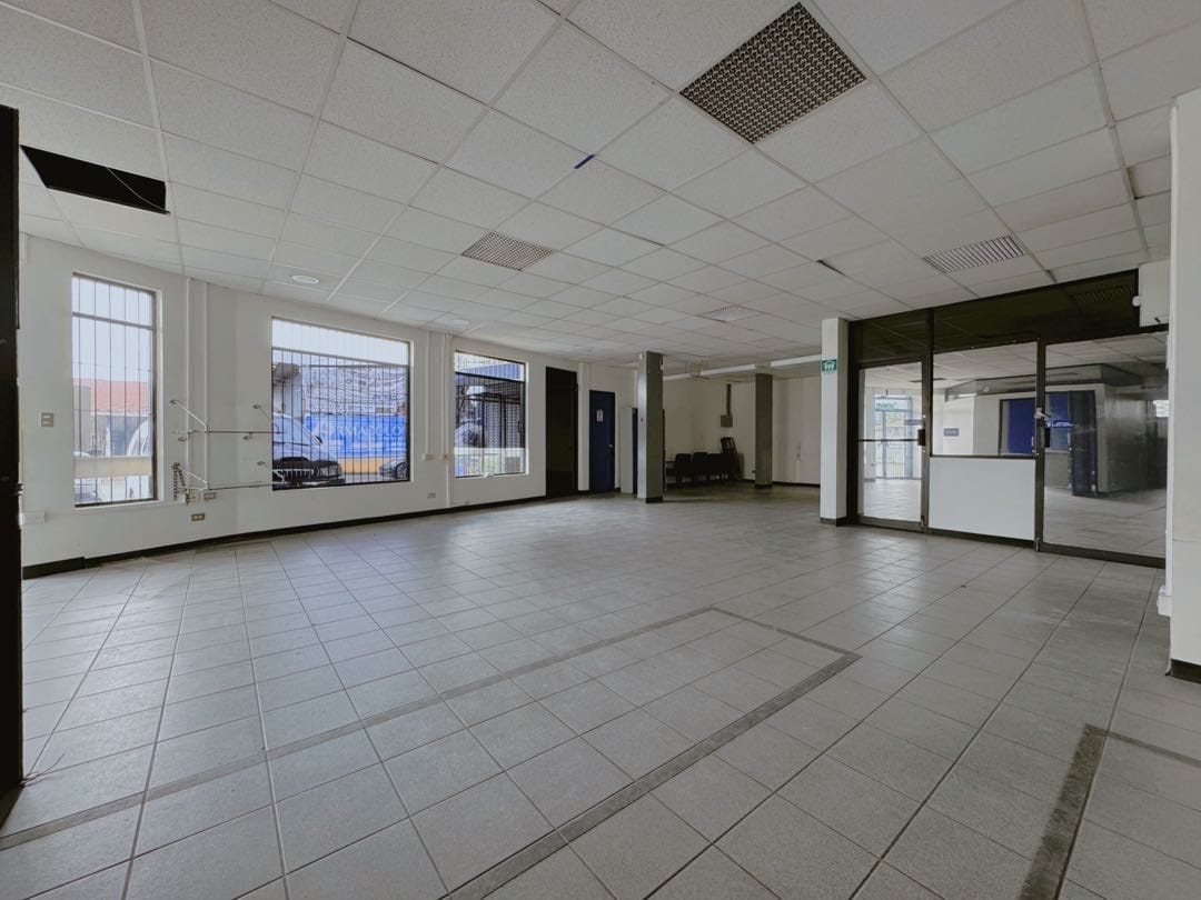 Amplio edificio comercial en alquiler / San Antonio, Desamparados — foto 2 de 22
