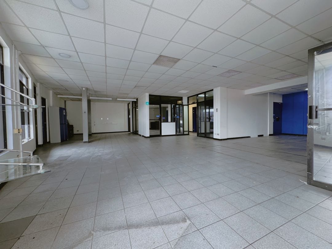 Amplio edificio comercial en alquiler / San Antonio, Desamparados — foto 3 de 22