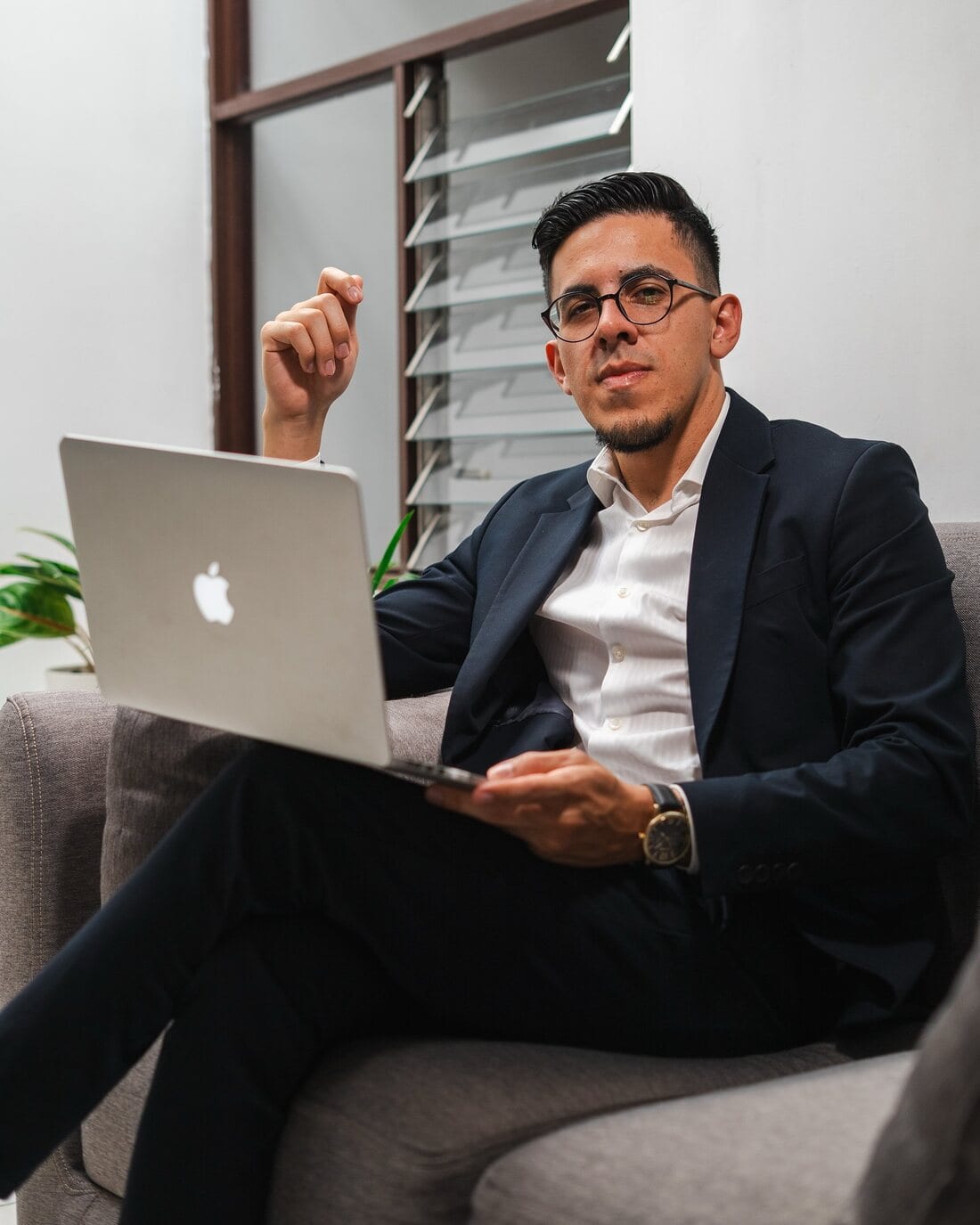 Esteban Gómez trabajando en su oficina