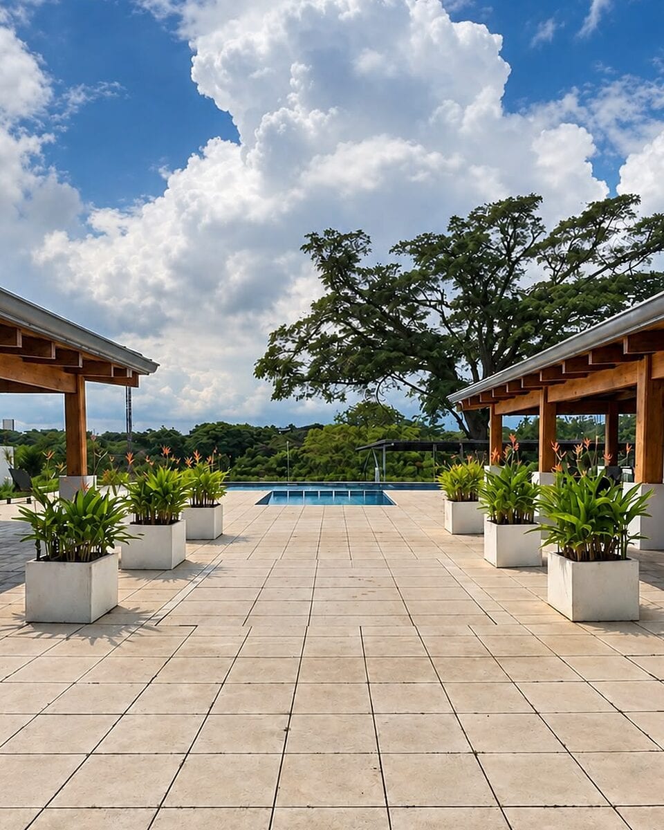 Terraza con piscina en una propiedad gestionada por Mr. Property